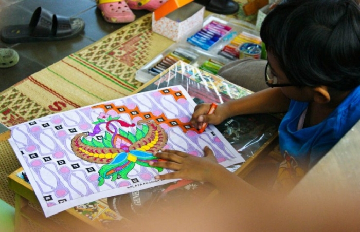 Warna warni Batik dalam Imajinasi Anak Indonesia oleh Warna warni Batik dalam Imajinasi Anak Indonesia oleh