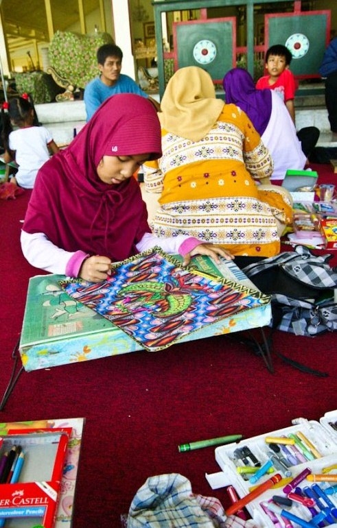Warna warni Batik dalam Imajinasi Anak Indonesia oleh Warna warni Batik dalam Imajinasi Anak Indonesia oleh